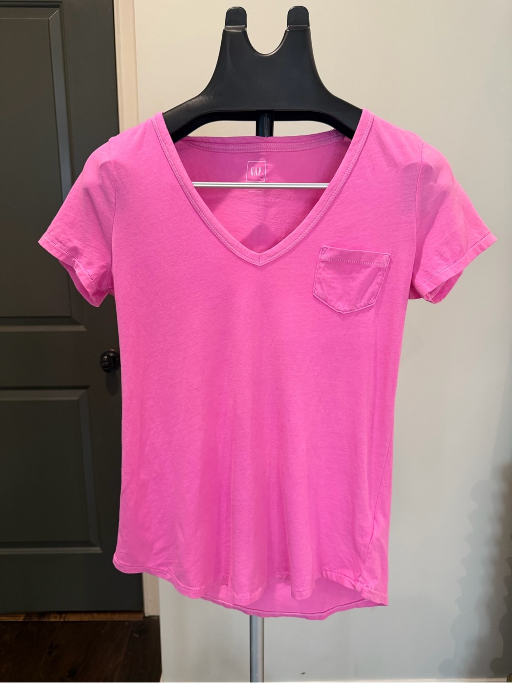 GAP Bright Pink Vintage Wash V-Neck Pocket Tee Size S